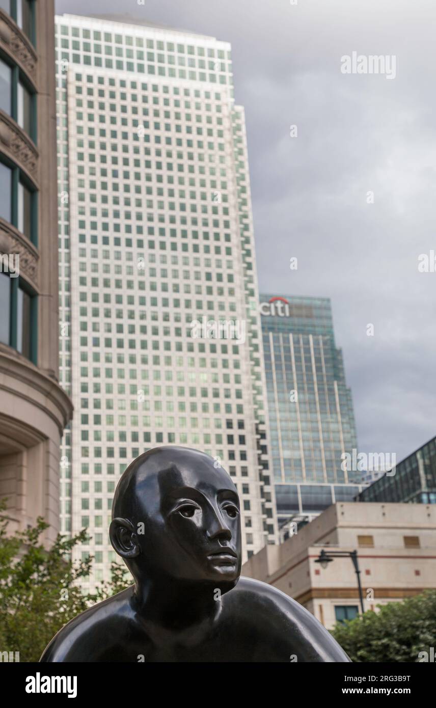 Two Men on a Bench de Giles Penny est une grande œuvre en bronze qui a un air contemplatif au quai de Cabot Square Canary Banque D'Images