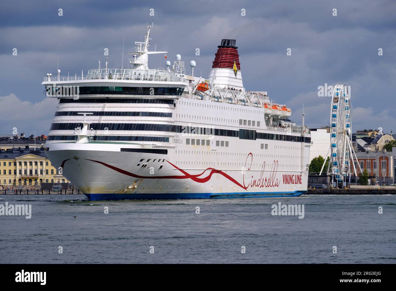 Helsinki / Finlande - 28 JUILLET 2023. MV Viking Cendrillon, exploité par Viking Line, part du port commercial de Katajanokka. Banque D'Images