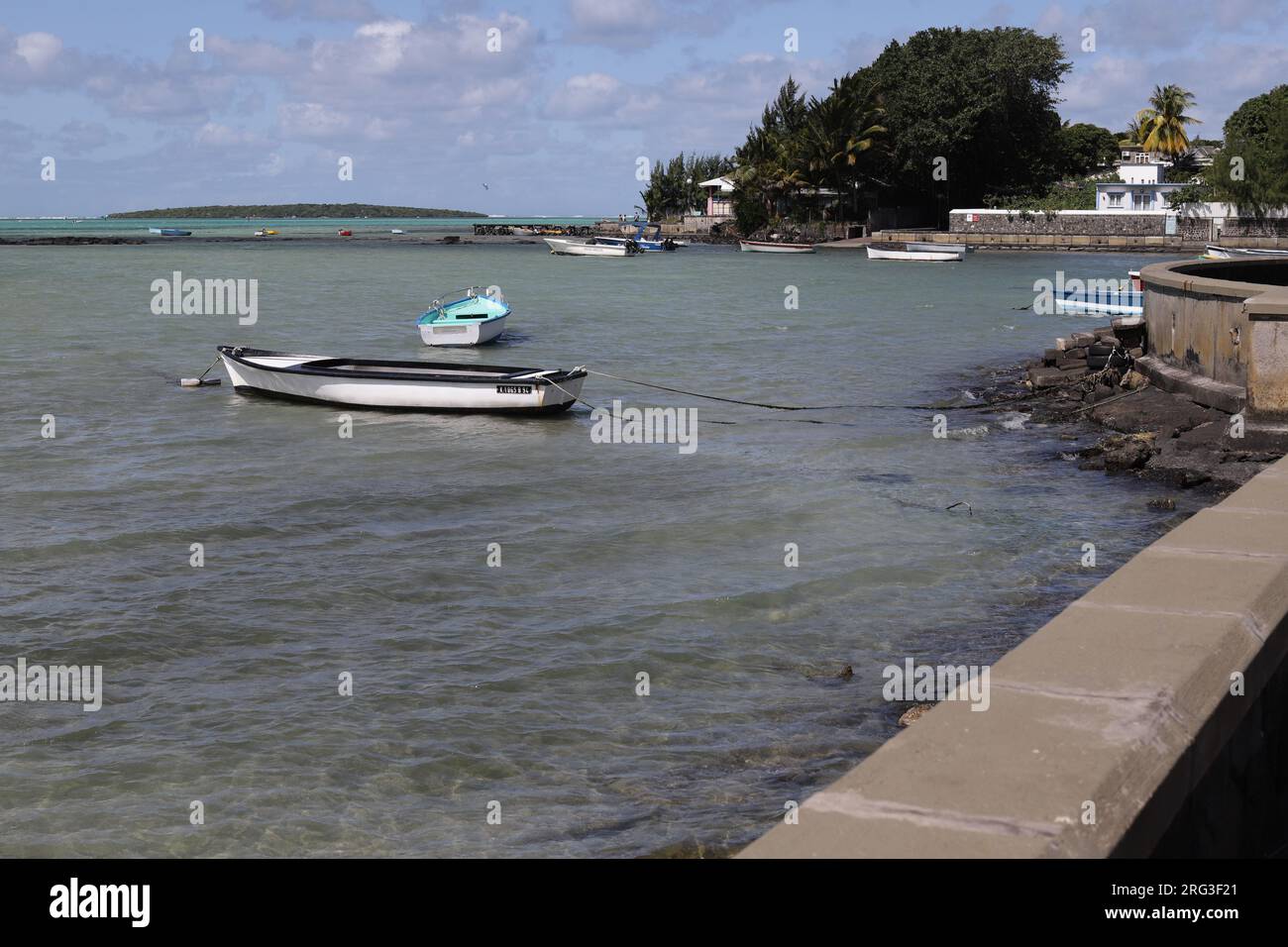 À propos de Mahebourg Waterfront dirigez-vous vers le sud-est de l'île pour une petite promenade décontractée tout en étant entouré de vues spectaculaires sur l'eau azur Banque D'Images