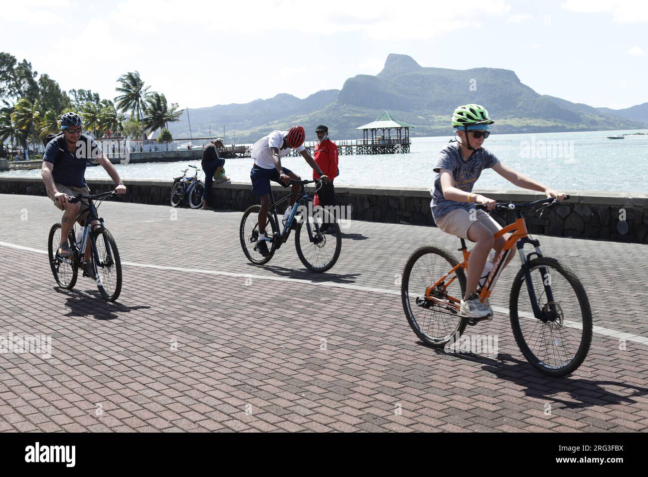 À propos de Mahebourg Waterfront dirigez-vous vers le sud-est de l'île pour une petite promenade décontractée tout en étant entouré de vues spectaculaires sur l'eau azur Banque D'Images