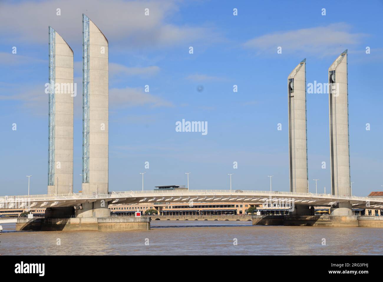 Le pont levant Jacques Chaban-Delmas sur la Garonne à Bordeaux, France, Europe Banque D'Images