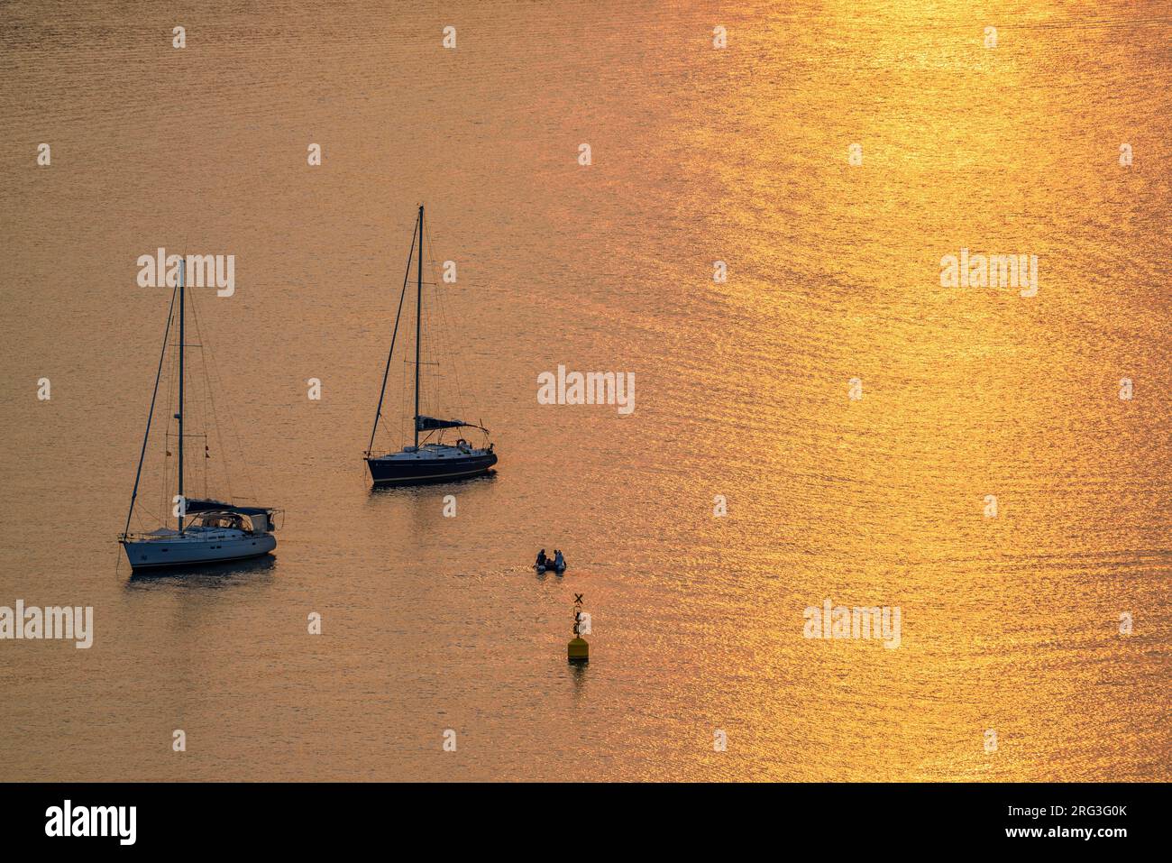 Deux bateaux au coucher du soleil dans la baie de Port de la Selva (Alt Empordà, Catalogne, Espagne) ESP : dos barcas al atardecer en la Bahía del Port de la Selva Banque D'Images