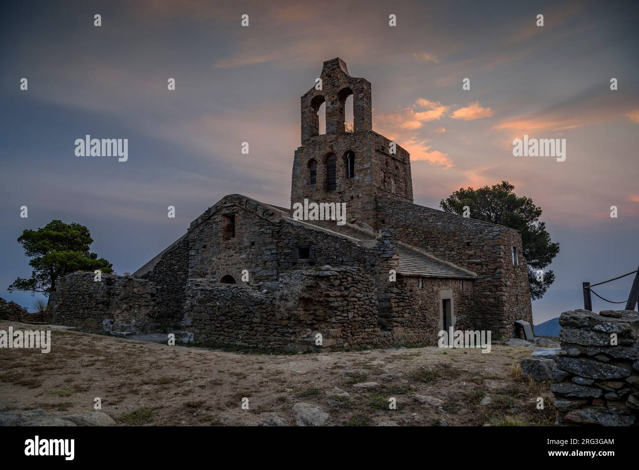 Église romane de Santa Helena de Rodes, au lever du soleil (Alt Empordà, Gérone, Catalogne, Espagne) ESP : Iglesia románica de Santa Helena de Rodes Banque D'Images