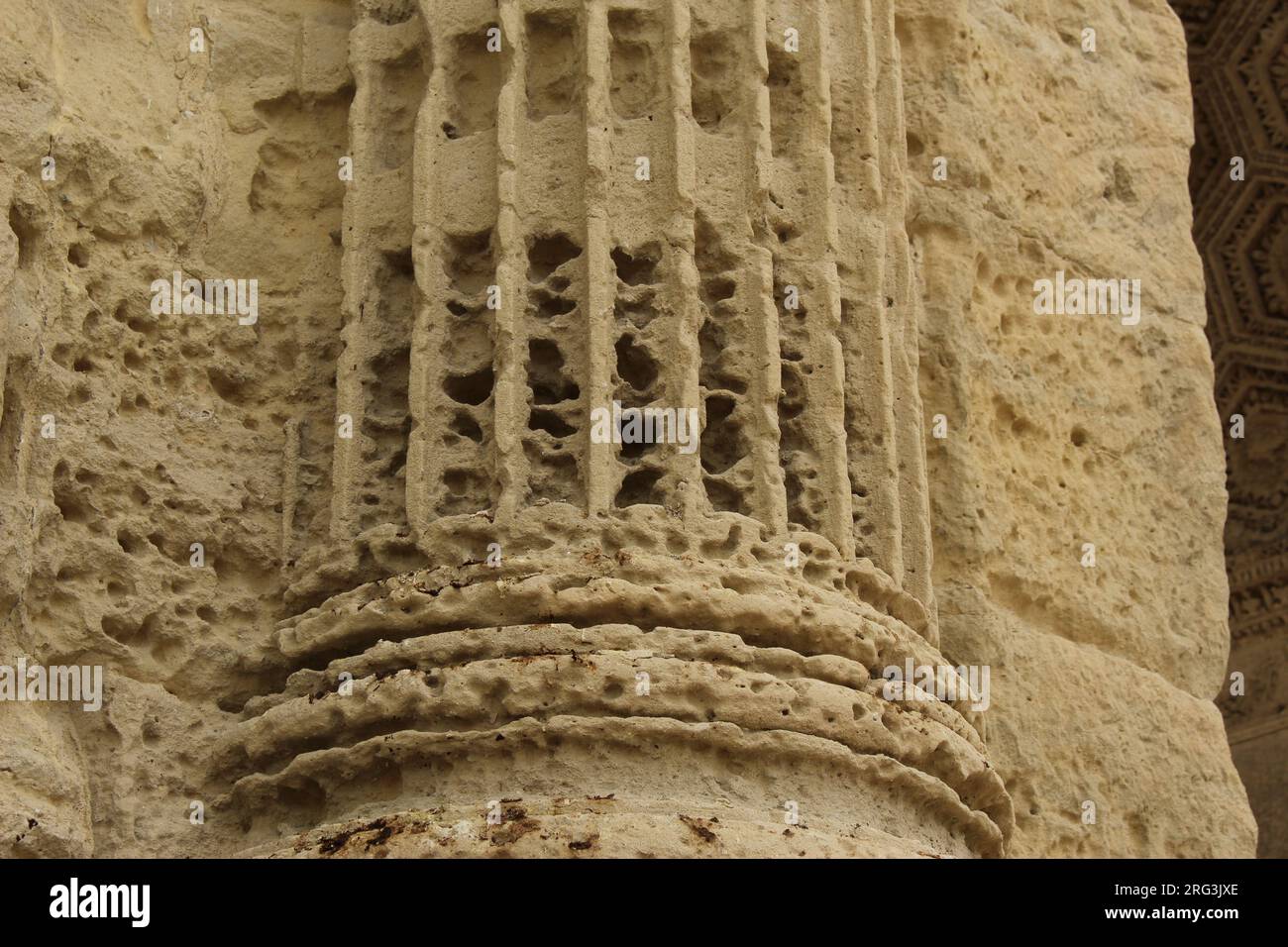 Gros plan de l'érosion et de la dégradation sur une colonne de l'Arc de Triomphe d'Orange (Vaucluse, France) Banque D'Images