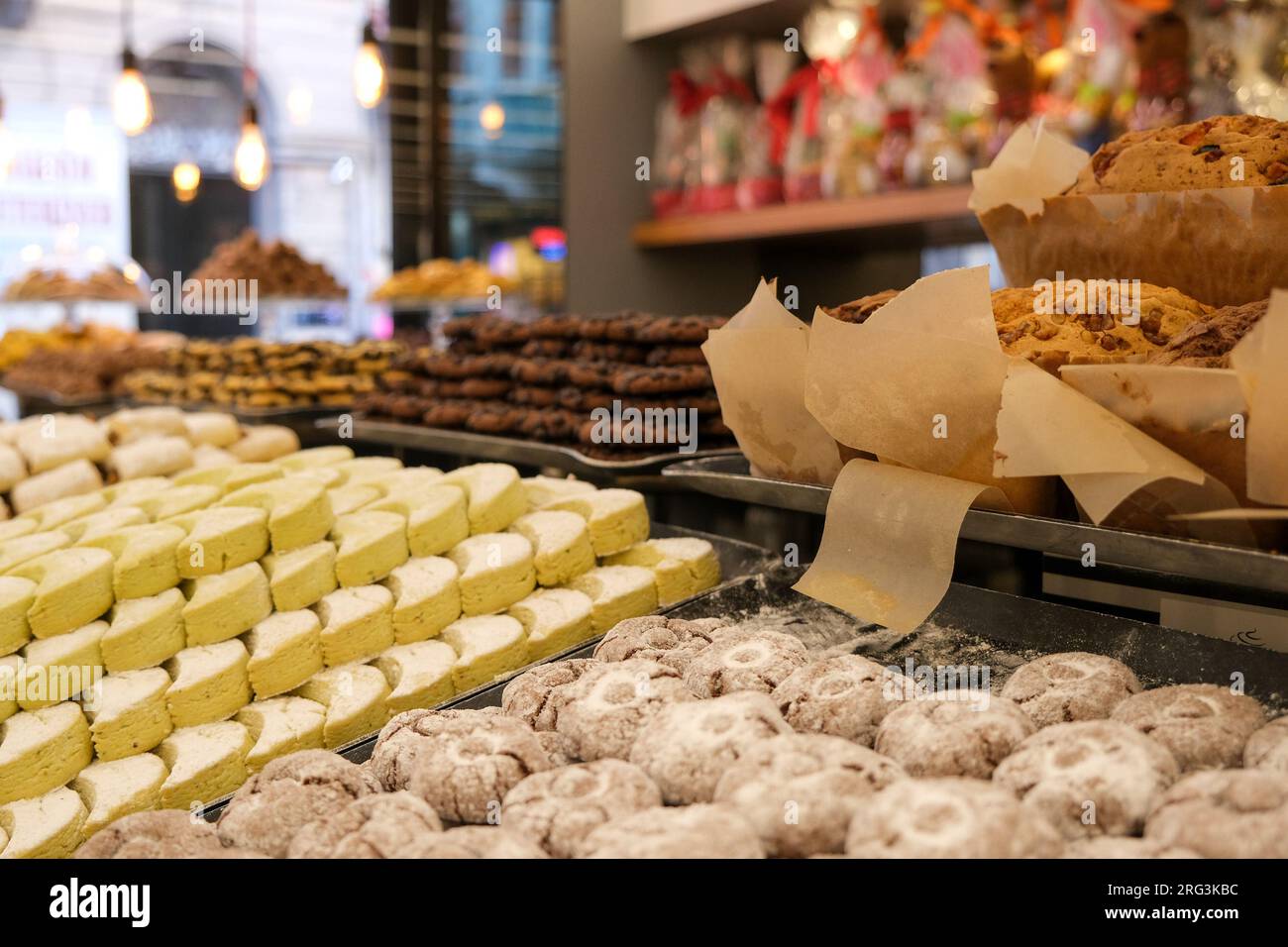 Gros plan à l'intérieur des détails de la pâtisserie avec biscuits snacks gâteaux. Banque D'Images