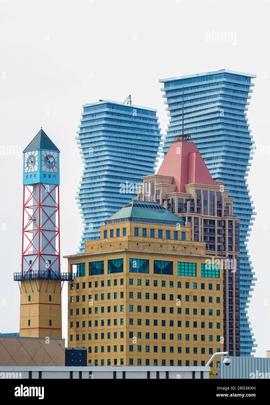 Mississauga, Canada, Skyline de la ville avec des gratte-ciel modernes et des bâtiments résidentiels. Le quartier du centre-ville est une attraction touristique. Banque D'Images