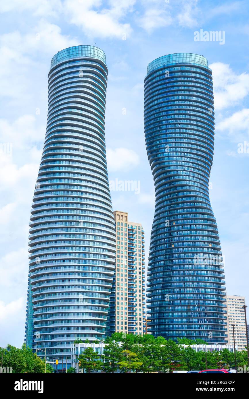 Mississauga, Canada, gratte-ciel Absolute World ou tours jumelles dans la ville moderne de l'Ontario. L'architecture et le design des bâtiments ont gagné vario Banque D'Images