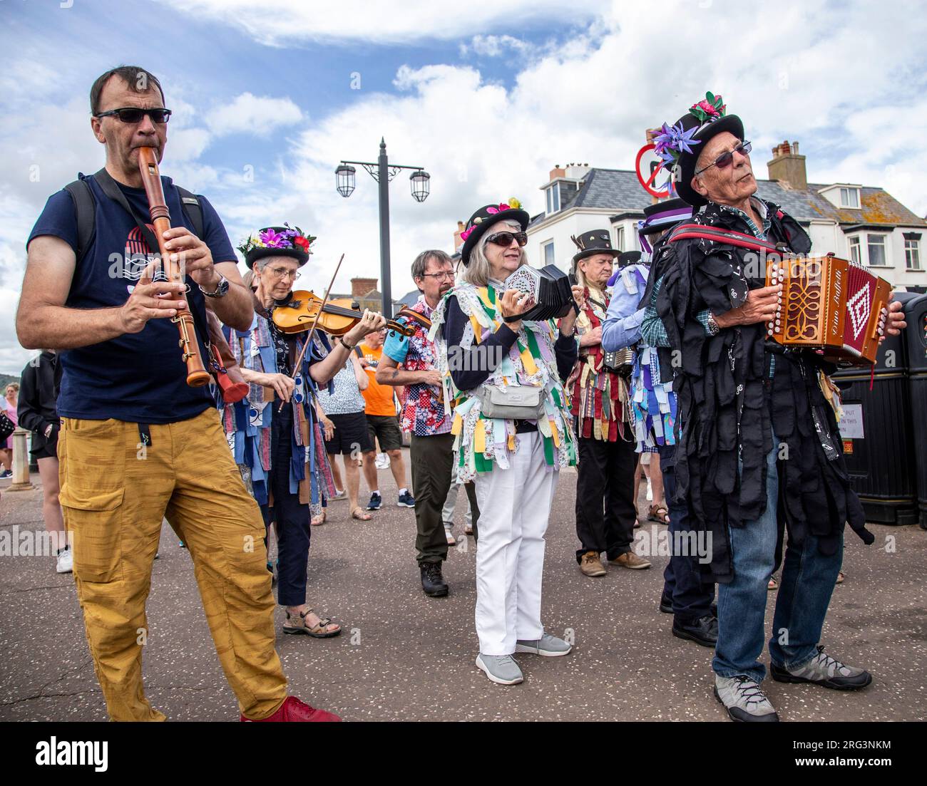 Sidmouth, 7 août 23 danse dans la rue au Sidmouth Folk Festival. Maintenant dans sa 68e année, des spectacles de danse sont partout à Sidmouth Folk Festiva.l depuis humble débuts en 1955, l'événement rassemble maintenant des dizaines de milliers de musiciens et danseurs pour une semaine de toutes choses folkloriques. Crédit : photo Central/Alamy Live News Banque D'Images