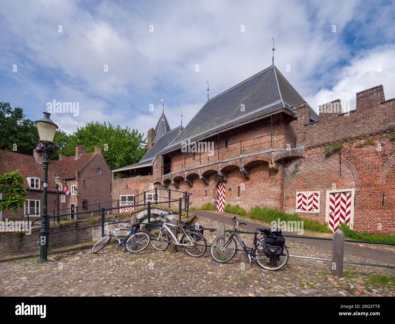 La façade sud-est de la maison médiévale de Koppelpoort dans la ville néerlandaise d'Amersfoort, pays-Bas, Europe. Banque D'Images
