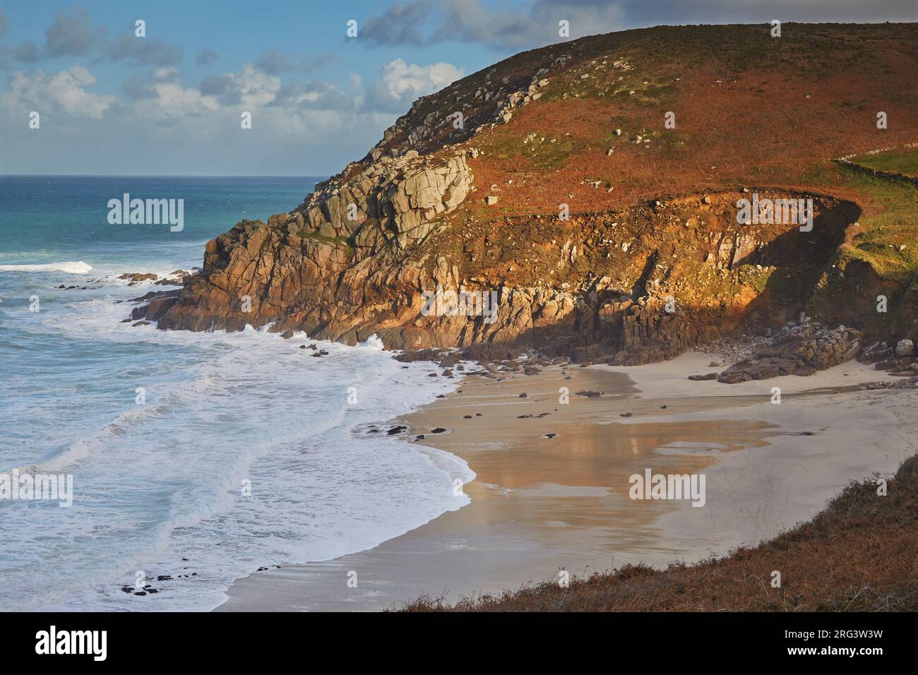 Le surf de l'Atlantique roule sur le sable de Portheras Cove, Pendeen, sur la côte atlantique à l'extrême ouest de Cornwall, en Grande-Bretagne. Banque D'Images