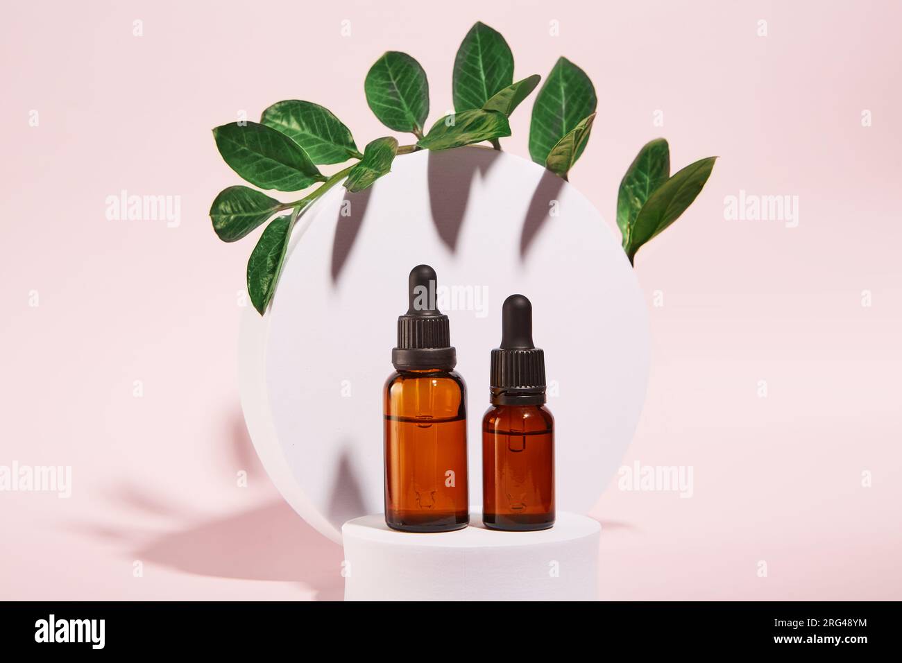 Maquettes d'emballage en verre ambré sur fond rose. Banque D'Images