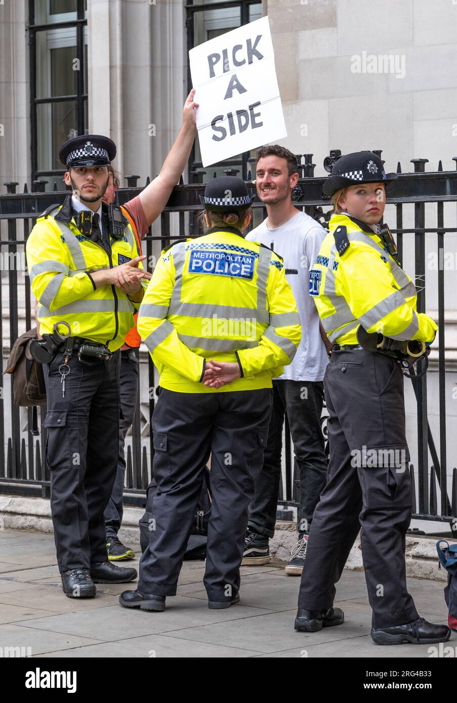 Just Stop Oil militants sont détenus par la police à Londres, faisant campagne pour que le gouvernement arrête toute licence et production future de combustibles fossiles. Banque D'Images
