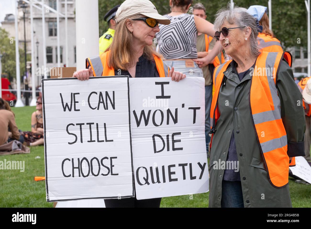 Des militants de Just Stop Oil brandissent des pancartes de protestation dans le centre de Londres, faisant campagne pour que le gouvernement arrête toute licence et production future de combustibles fossiles. Banque D'Images