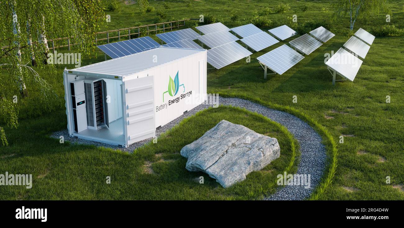 Vue détaillée du stockage d'énergie par batterie situé dans un conteneur industriel ouvert sur une pelouse luxuriante avec une centrale photovoltaïque en arrière-plan. Banque D'Images