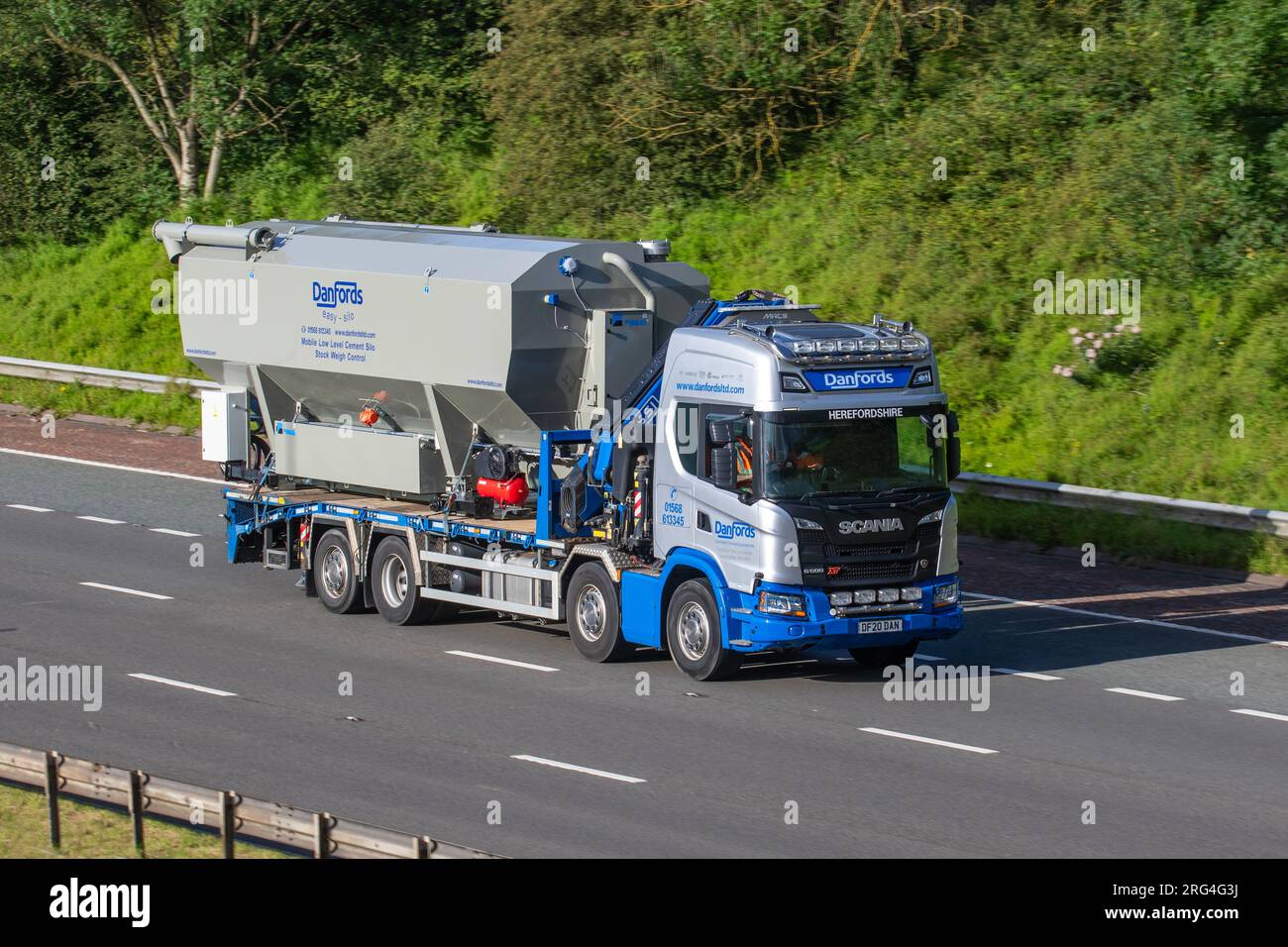 Danfords Ltd Low Level horizontal silos, Scania, G Series (6) 500 6x4 Heavy Puller se déplaçant à grande vitesse sur l'autoroute M6 dans le Grand Manchester, Royaume-Uni Banque D'Images