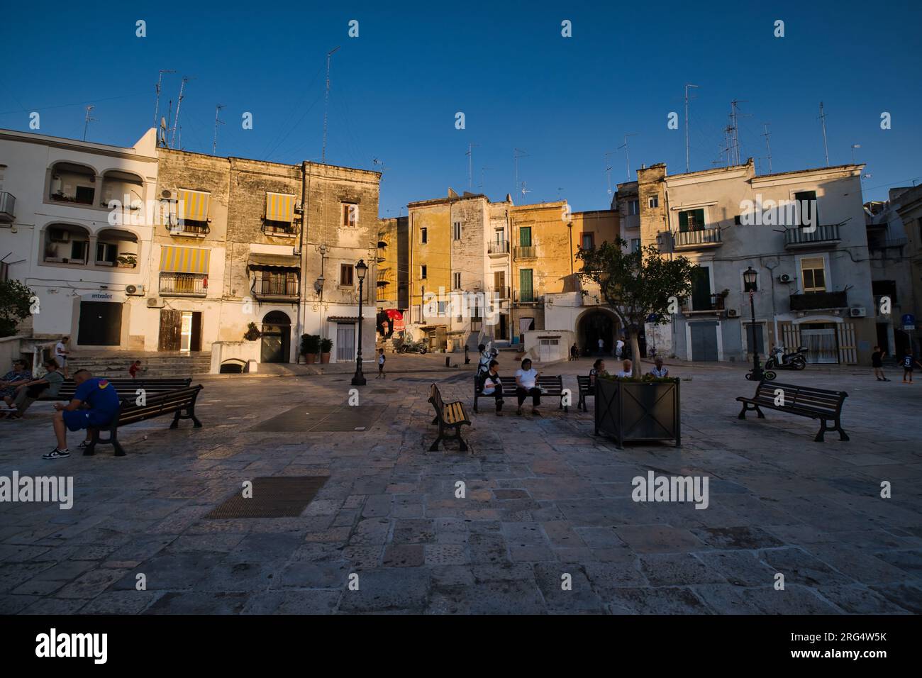 Vue panoramique sur une place dans la vieille ville de Bari au coucher du soleil Banque D'Images