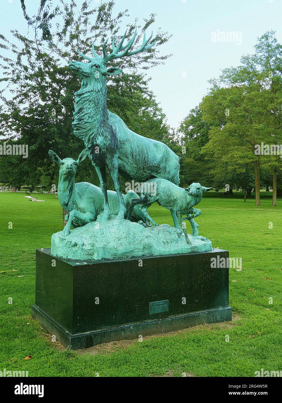 Jardin du roi de Copenhague au château de Rosenborg (Kongens Have) parc public : cerfs à faons, sculpture en bronze de l'artiste français Arthur le Duc (1848-19 Banque D'Images