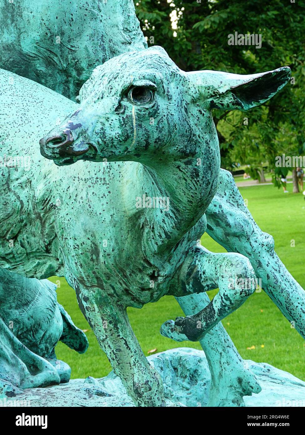 Jardin du roi de Copenhague au château de Rosenborg (Kongens Have) parc public : détail d'un faon de cerf, sculpture en bronze de l'artiste français Arthur le Duc ( Banque D'Images