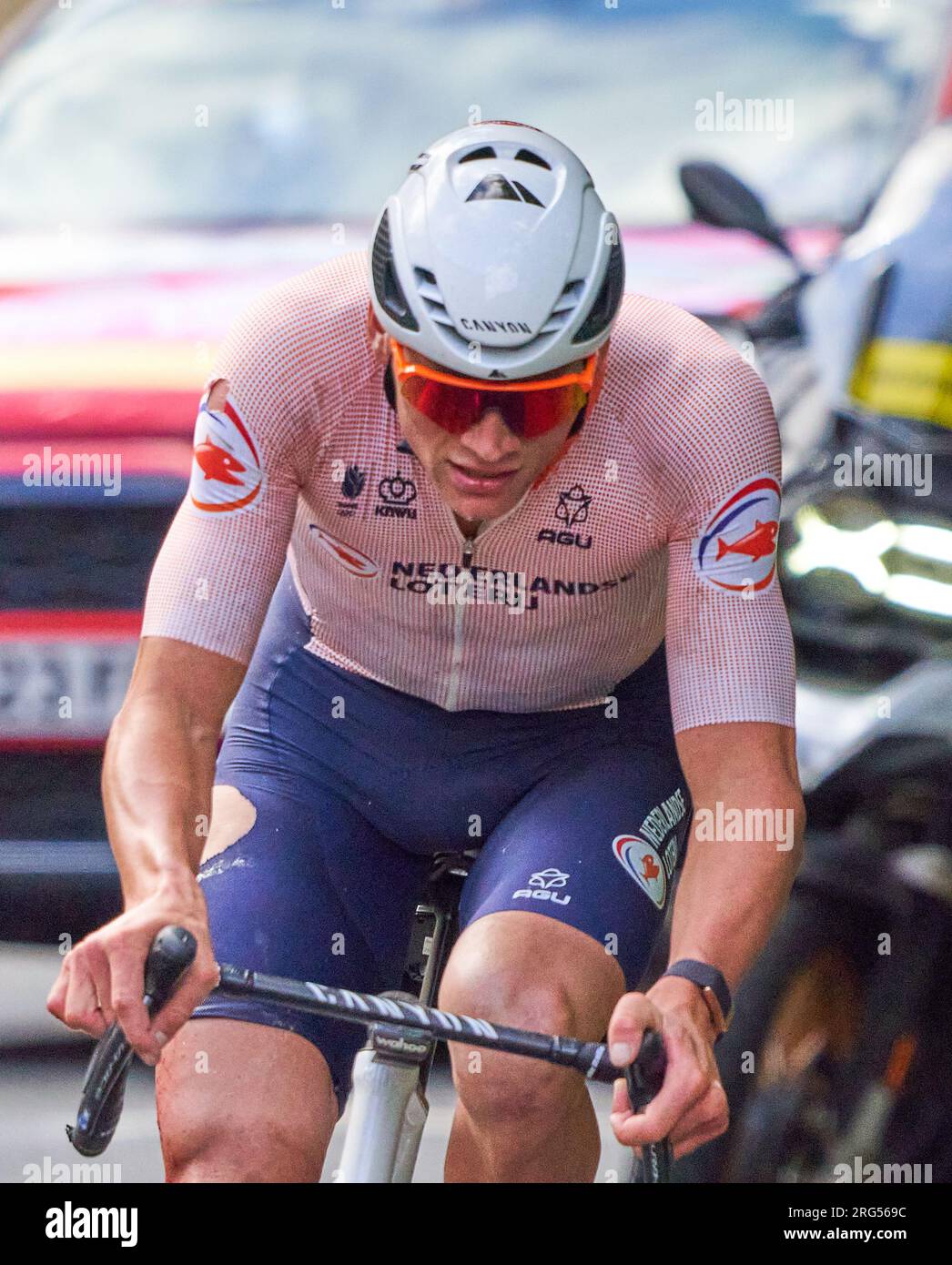 Mathieu van der Poel, des pays-Bas, a remporté le titre masculin attritionnel et dramatique de l’UCI World Road Race Glasgow le 2023 août dernier tour avec Bloody Knee Banque D'Images