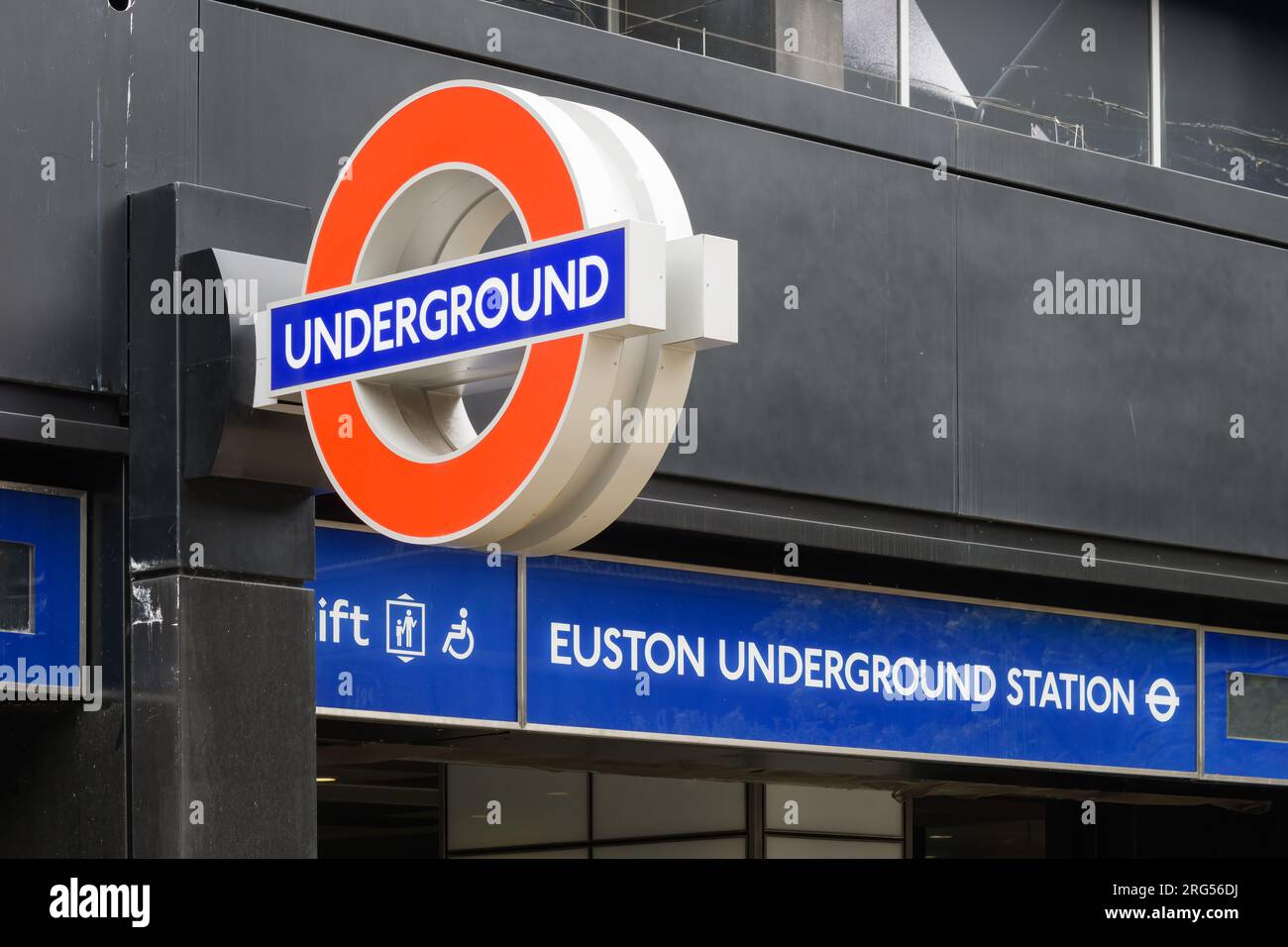Londres, Royaume-Uni - 29 juillet 2023 ; rond-point du métro de Londres et panneau à la station de métro Euston Banque D'Images
