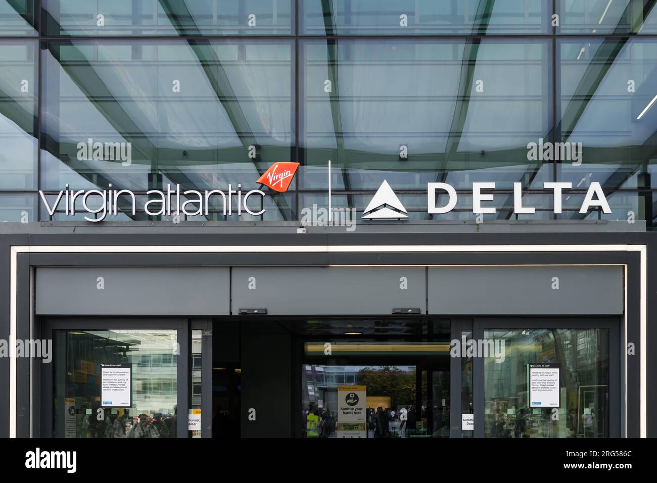 Hounslow, Royaume-Uni - 01 août 2023 ; panneau indiquant Virgin Atlantic et Delta Airlines à l'aéroport d'Heathrow Banque D'Images
