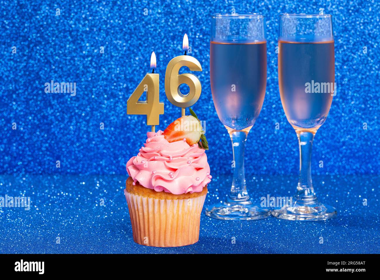 Cupcake avec numéro pour célébration d'anniversaire ou anniversaire ; numéro 46. Banque D'Images
