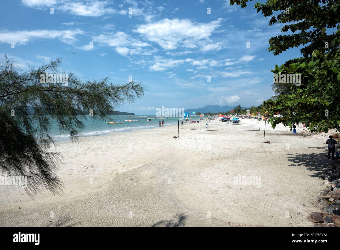 Langkawi, Malaisie - 25 décembre 2018 : touristes profitant de diverses activités le long de la plage de Pantai Cenang sur l'île de Langkawi sur la mer d'Andaman à Langkaw Banque D'Images