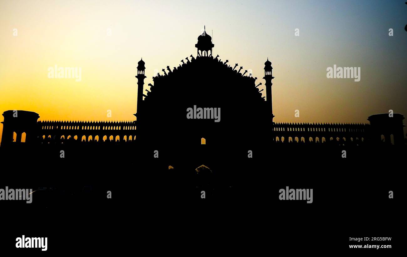 Silhouette de l'entrée de la porte Rumi dans la ville de Lucknow en Inde. Banque D'Images