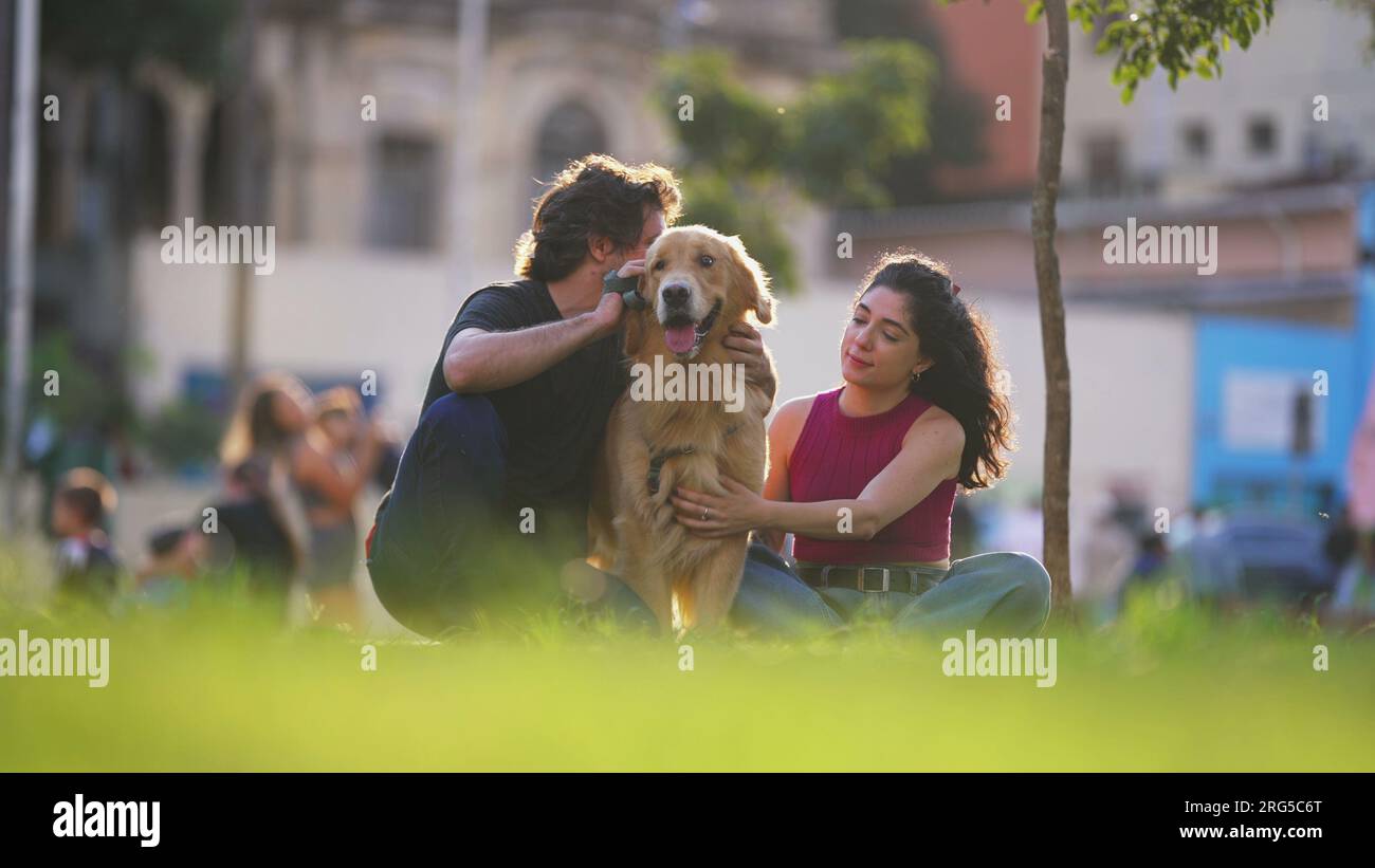 Couple heureux au parc avec leur chien Companion. Un week-end escapade avec une belle Golden Retriever dans la nature Banque D'Images