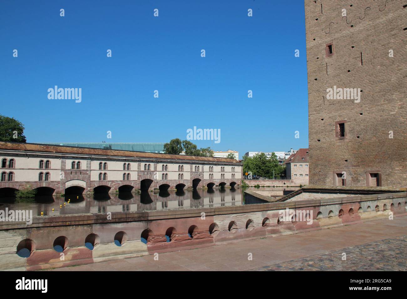 pont (barrage vauban) et rivière ill à strasbourg en alsace (france) Banque D'Images