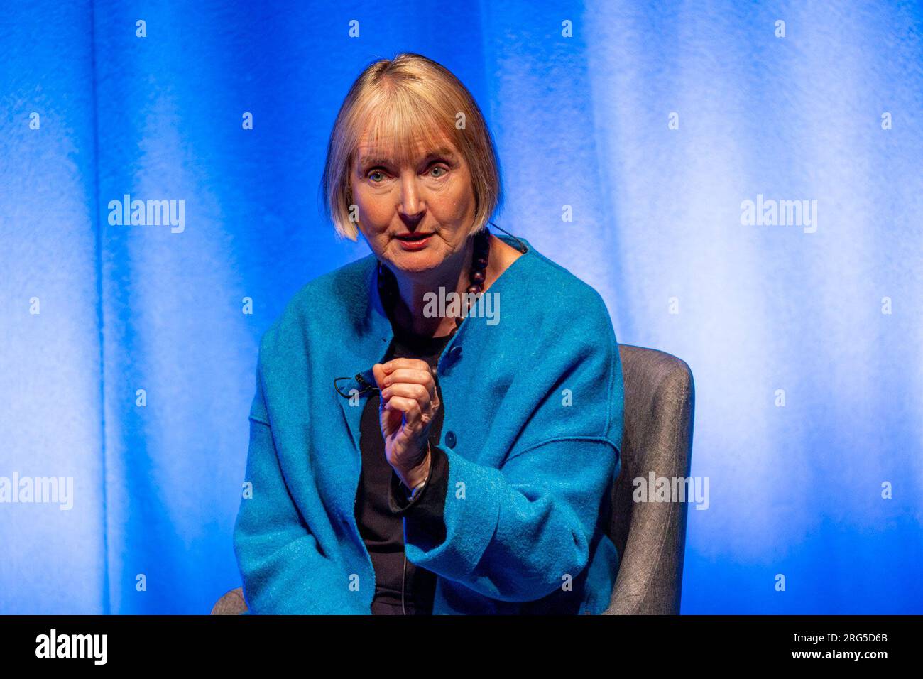 Édimbourg, Royaume-Uni. 07 août 2023 photo : Iain Dale, présentateur de la LBC, interviewe Harriet Harman, députée travailliste de Camberwell et Peckham, et mère de la Chambre des communes au Festival Fringe d'Édimbourg. Lorsqu’on lui a demandé si elle était fière des conclusions de l’enquête du Comité des privilèges sur Boris Johnson, Harriet Harman a déclaré : « les ministres à l’avenir seront plus prudents pour dire la vérité » crédit : Rich Dyson/Alamy Live News Banque D'Images