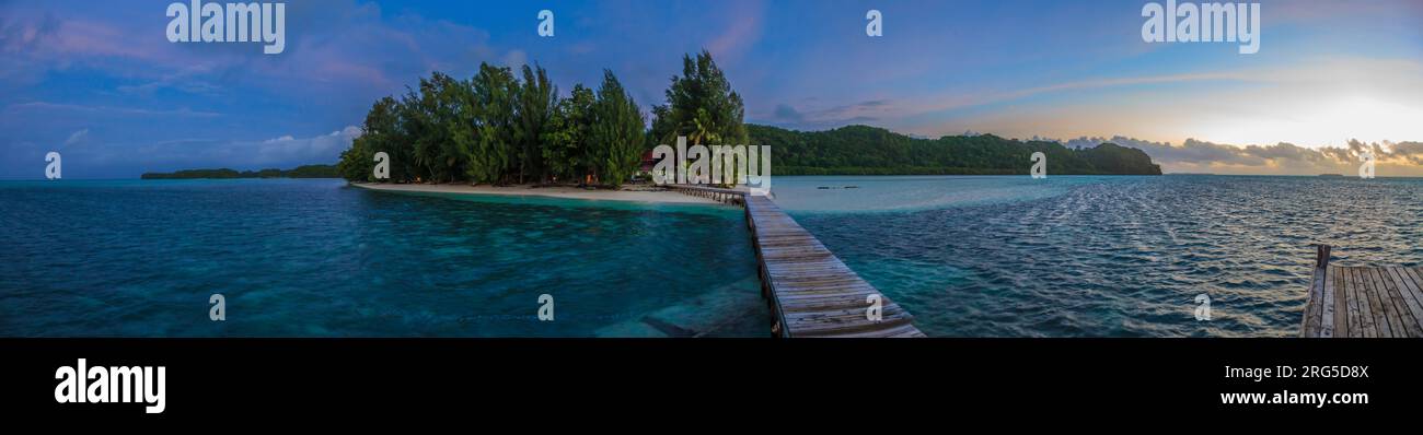 Jetée de l'île de Carp à Palau le soir Banque D'Images