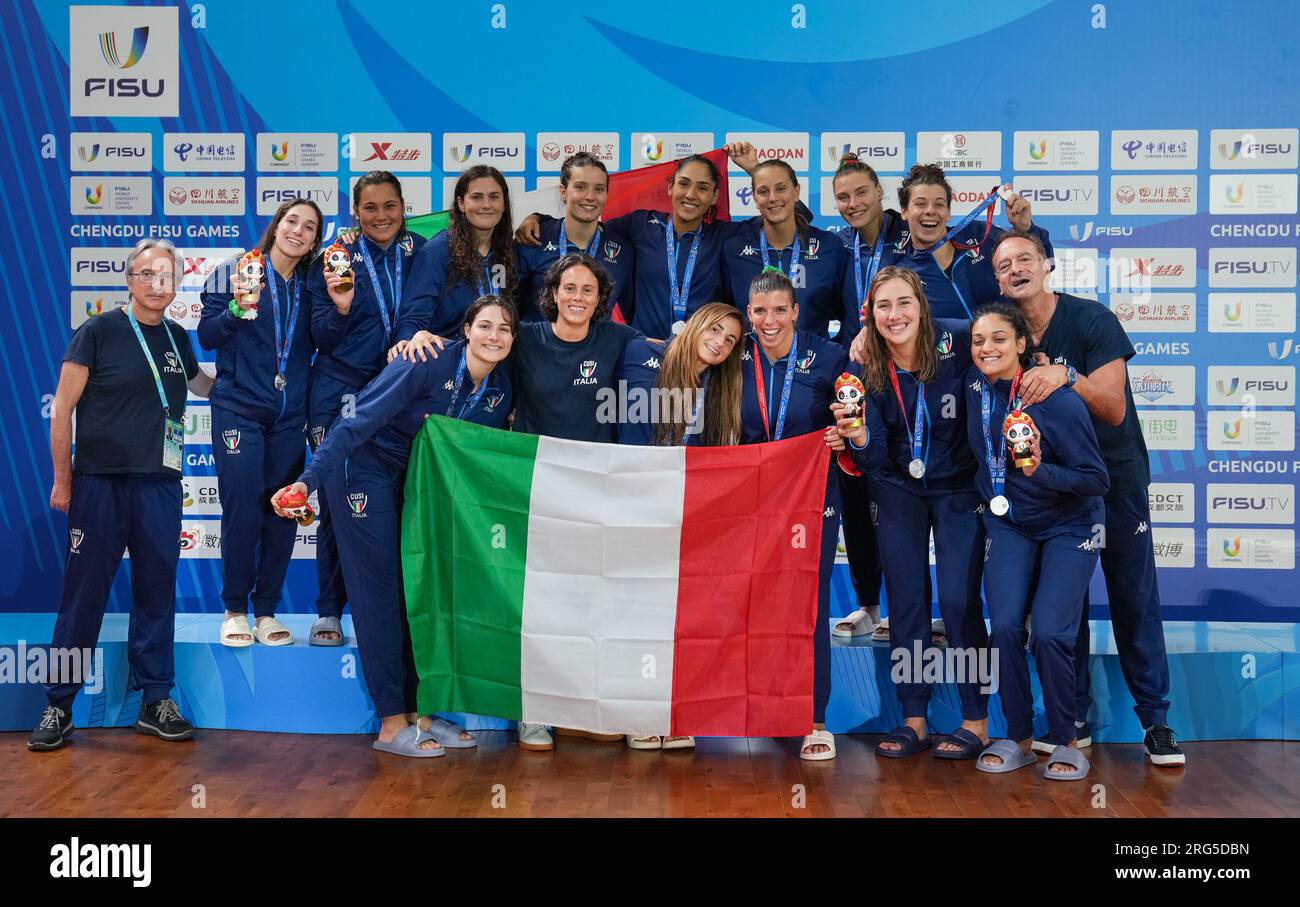 Chengdu, province chinoise du Sichuan. 7 août 2023. Médaillées d'argent l'équipe italienne pose lors de la cérémonie de remise des prix pour l'événement de water-polo féminin aux 31e Jeux mondiaux universitaires d'été de la FISU à Chengdu, dans la province du Sichuan, dans le sud-ouest de la Chine, le 7 août 2023. Crédit : Jiang Hongjing/Xinhua/Alamy Live News Banque D'Images