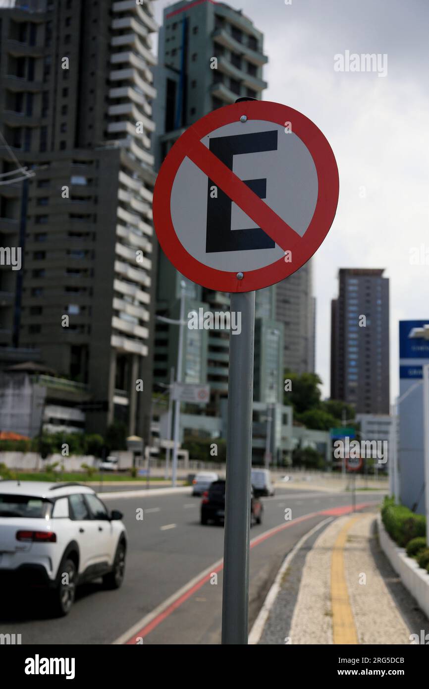 salvador, bahia, brésil - 16 mai 2023 : la signalisation de transit indique un stationnement interdit dans une rue de la ville de Salvador. Banque D'Images