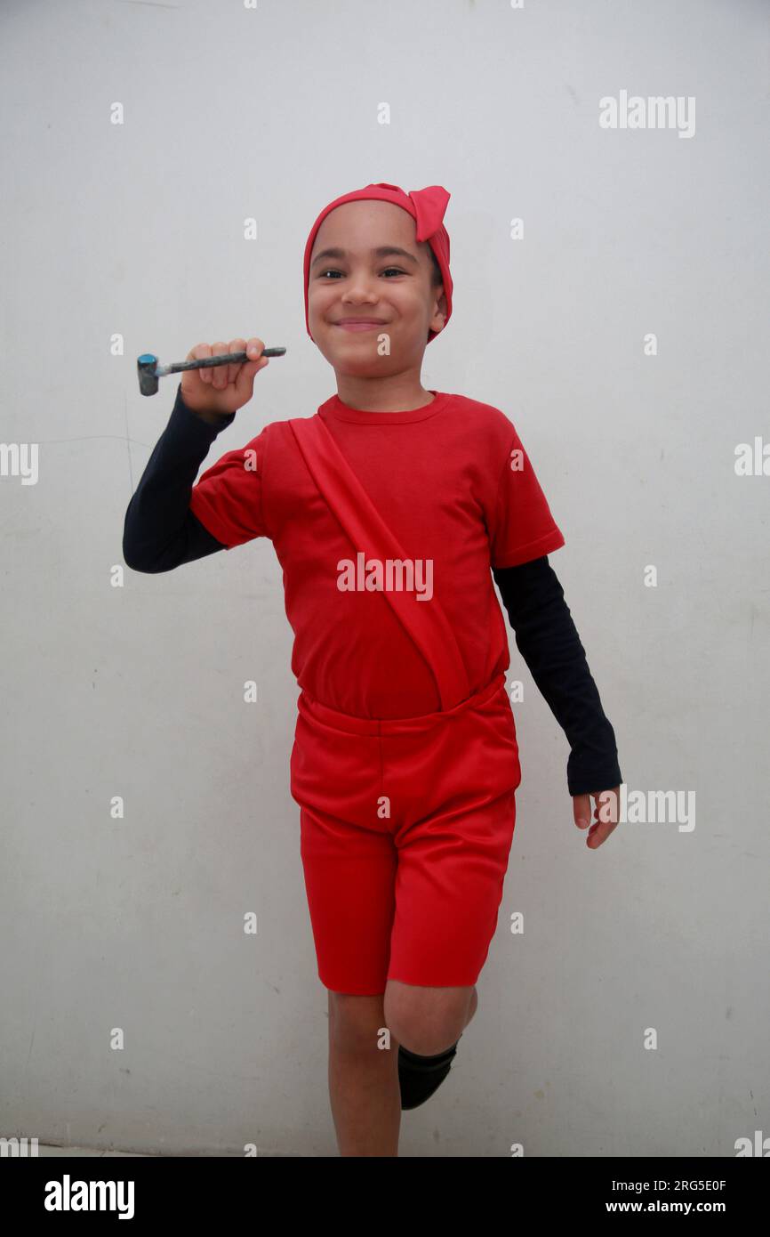 salvador, bahia, brésil - 26 août 2022 : enfant portant le costume de saci - caractère folklorique brésilien Banque D'Images