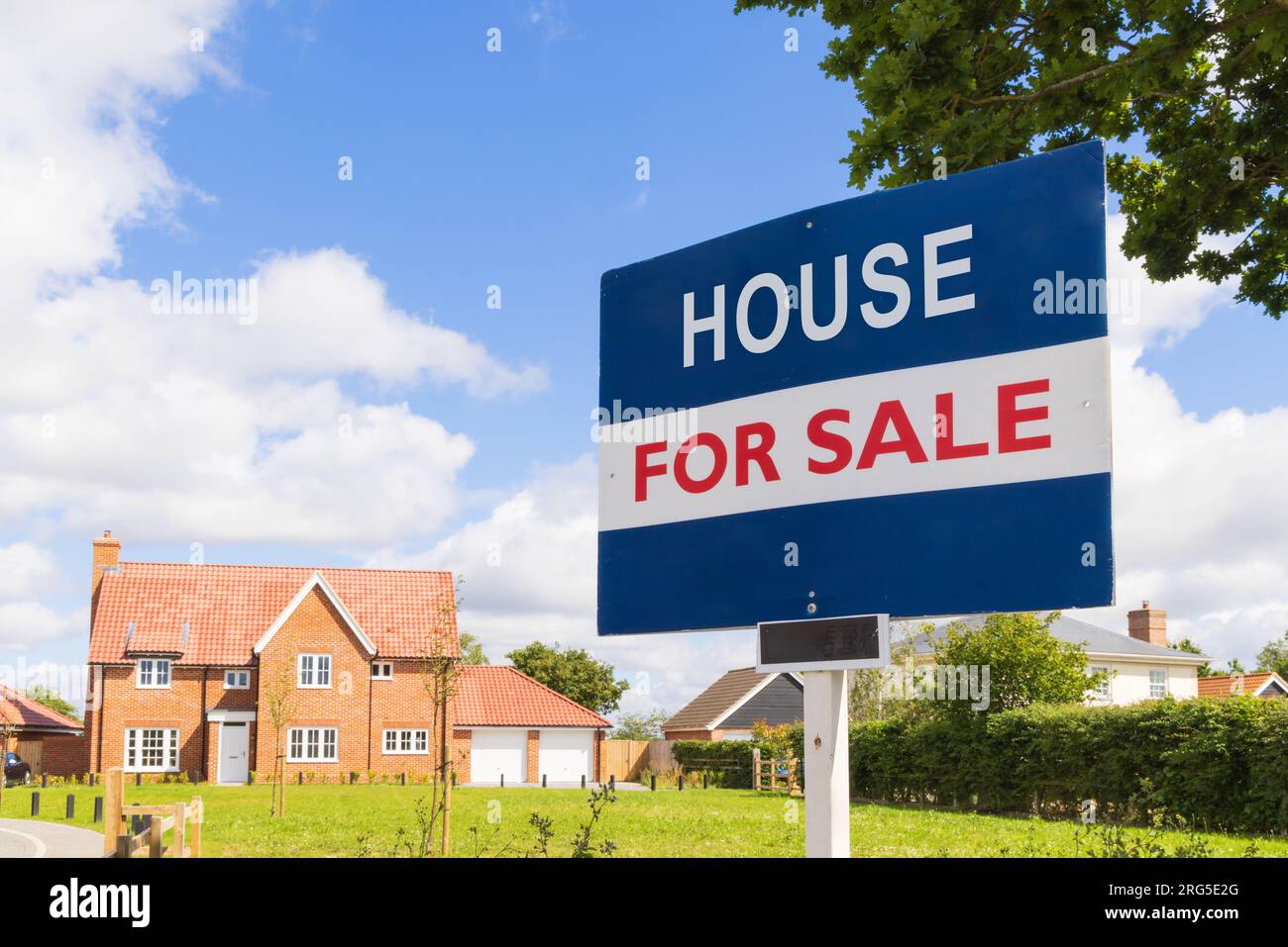 Bannière de l'agent immobilier disant « Maison à vendre ». Aucun nom d'agent immobilier affiché Banque D'Images