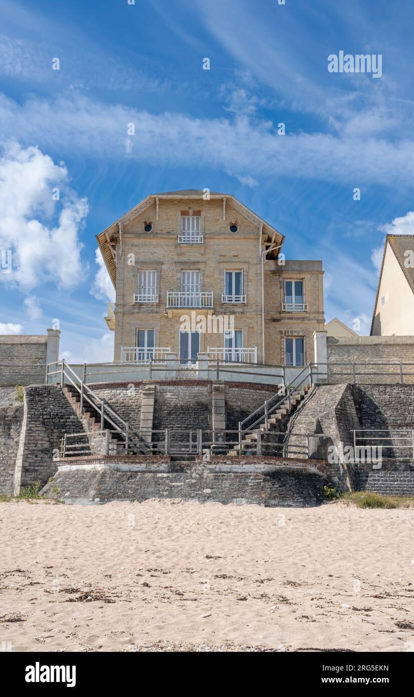Saint-Aubin-sur-Mer, France - 08 03 2021 : une maison typique en pierre avec le long de la digue Banque D'Images