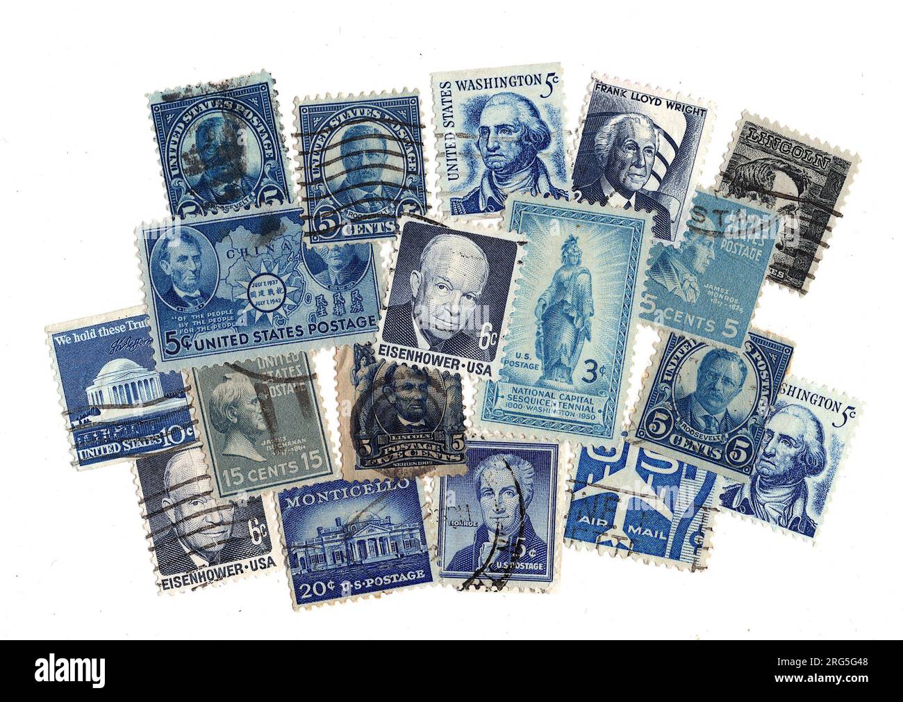 Un montage de timbres-poste vintage bleus des USA sur fond blanc. Banque D'Images