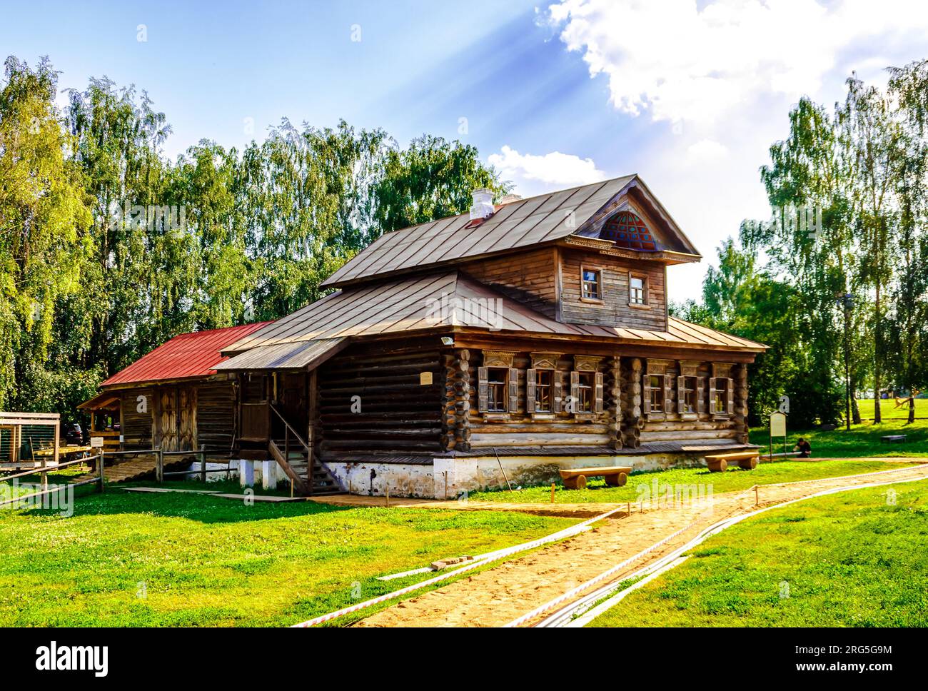 Souzdal, région de Vladimir, Russie : 4 juillet 2023 - musée en plein air de l'architecture en bois. Lieu d'attraction touristique célèbre. Maison avec mezzanine. Banque D'Images