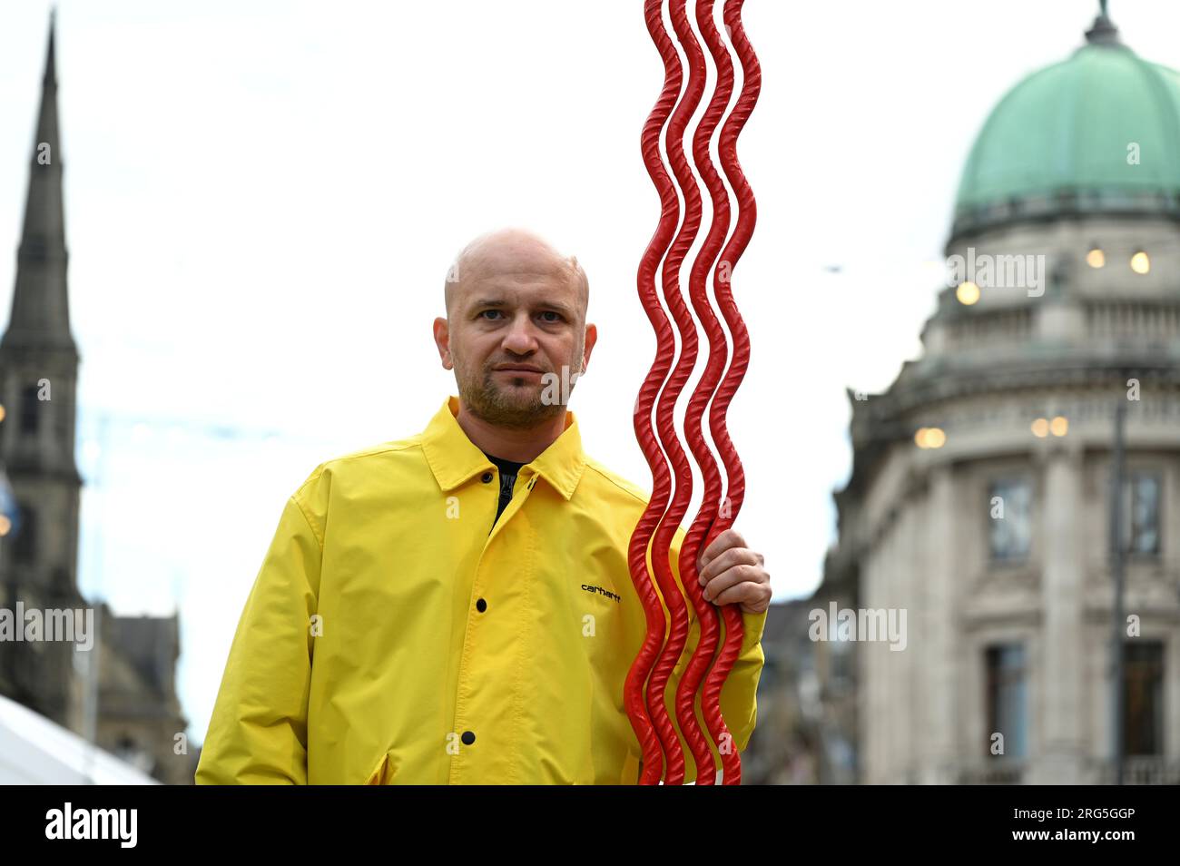 Édimbourg, Écosse, Royaume-Uni. 7 août 2023. Edinburgh Fringe:Kostya Benkovich présentant la sculpture de la main droite de Dieu dans George Street Gardens, la main droite de Dieu confond l'iconographie médiévale traditionnelle relative à ce geste comme symbole de miséricorde, d'omnipotence et de refuge. Kostya Benkovich pose à côté de la sculpture. Craig Brown/Alamy Live News Banque D'Images