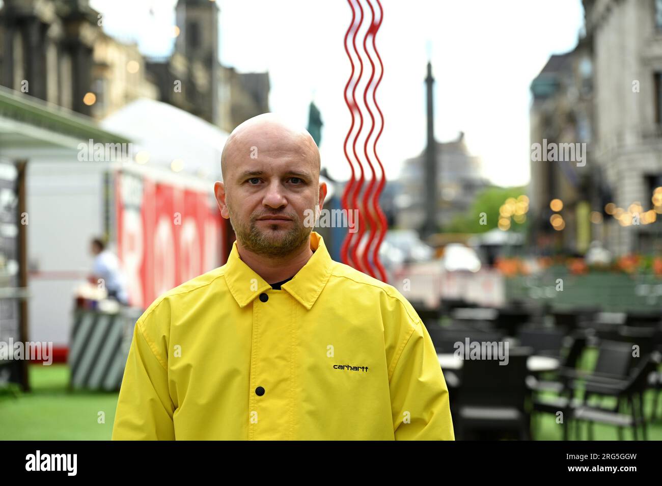 Édimbourg, Écosse, Royaume-Uni. 7 août 2023. Edinburgh Fringe:Kostya Benkovich présentant la sculpture de la main droite de Dieu dans George Street Gardens, la main droite de Dieu confond l'iconographie médiévale traditionnelle relative à ce geste comme symbole de miséricorde, d'omnipotence et de refuge. Kostya Benkovich pose à côté de la sculpture. Craig Brown/Alamy Live News Banque D'Images