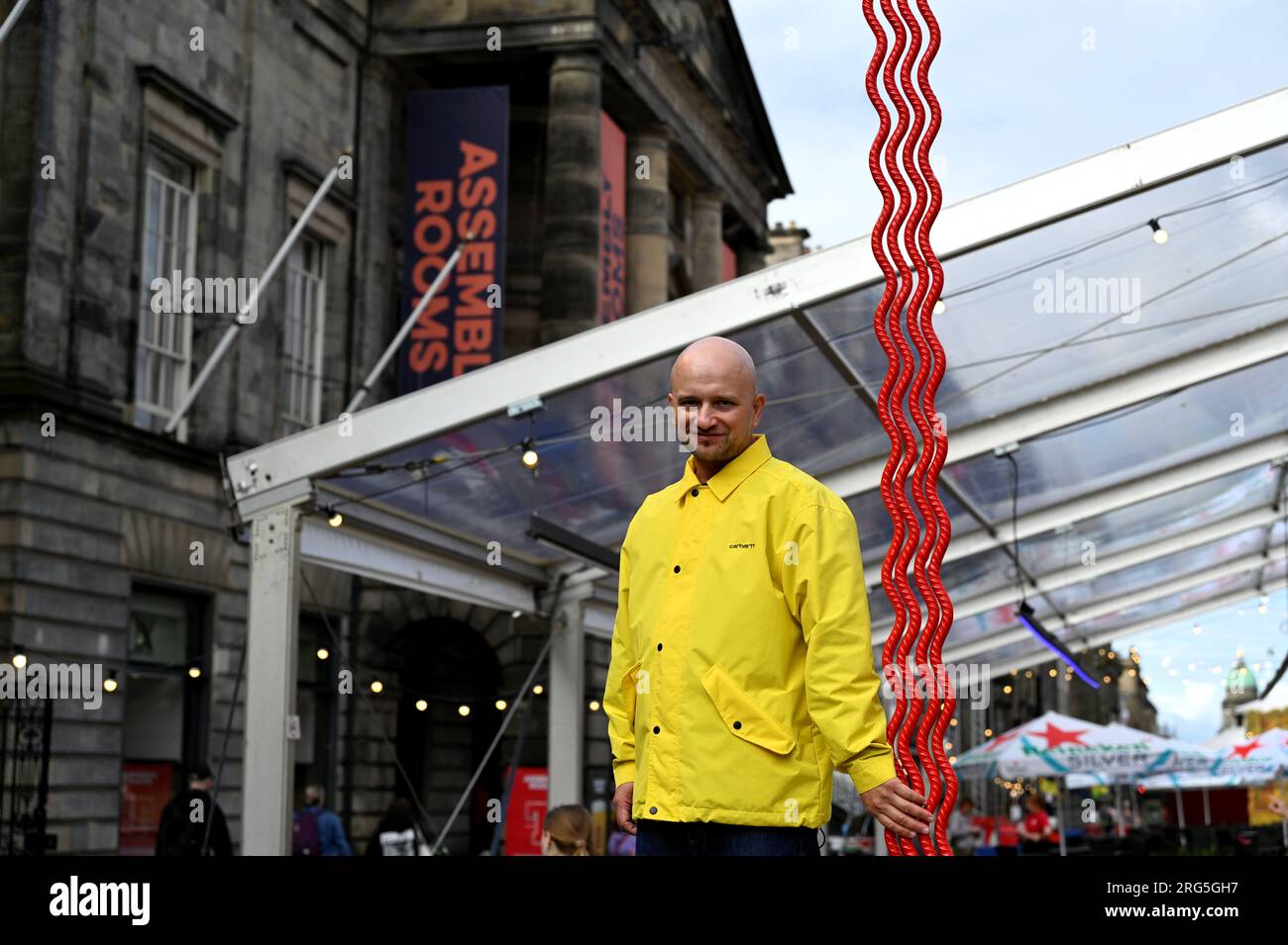 Édimbourg, Écosse, Royaume-Uni. 7 août 2023. Edinburgh Fringe:Kostya Benkovich présentant la sculpture de la main droite de Dieu dans George Street Gardens, la main droite de Dieu confond l'iconographie médiévale traditionnelle relative à ce geste comme symbole de miséricorde, d'omnipotence et de refuge. Kostya Benkovich pose à côté de la sculpture. Craig Brown/Alamy Live News Banque D'Images
