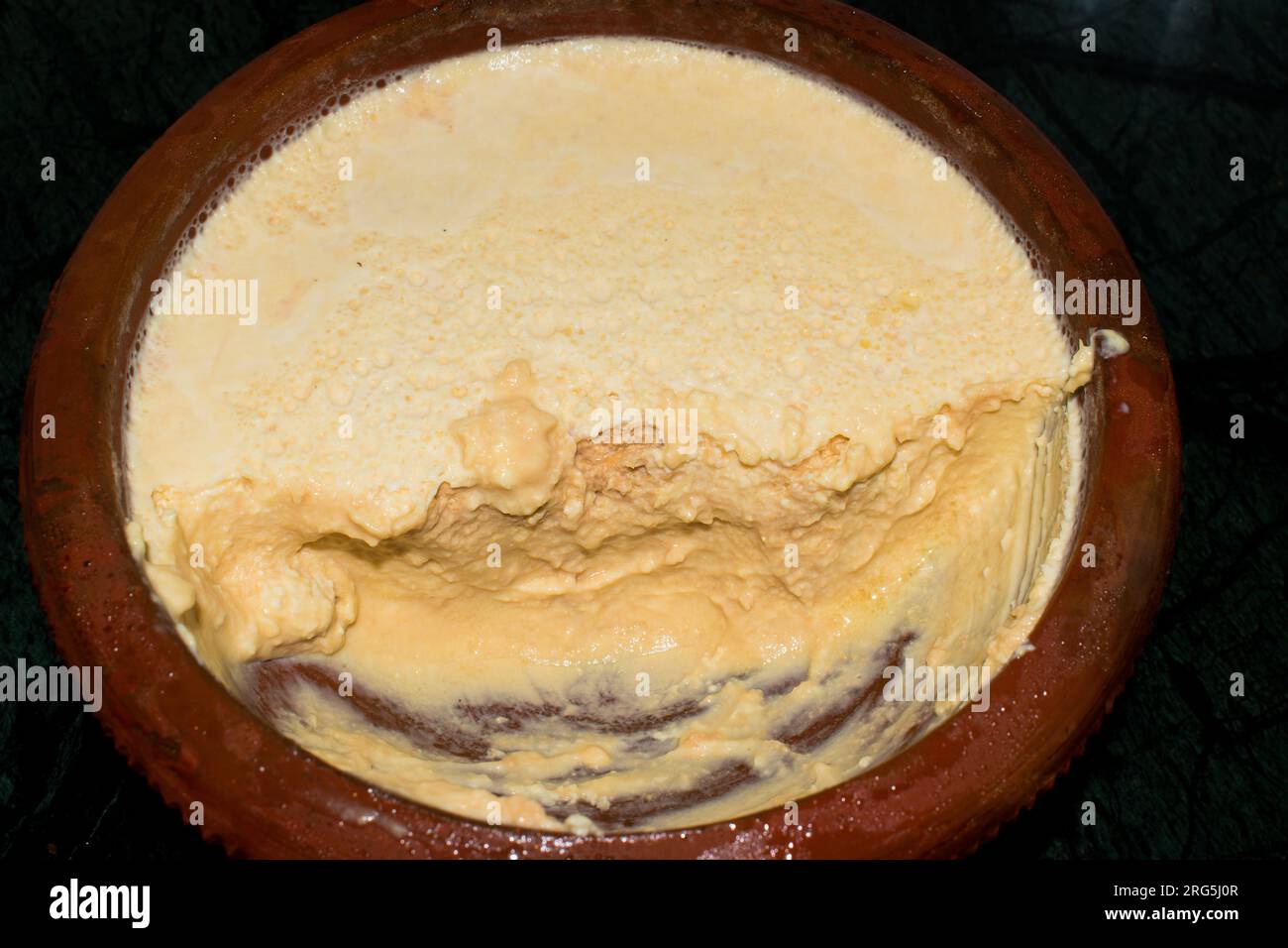 Mishti Doi maison ou dahi sucré ou caillé fait avec du lait et du sucre ou du jaggery dans un pot en terre. C'est un dessert indien populaire du Bengale occidental, Assam Banque D'Images