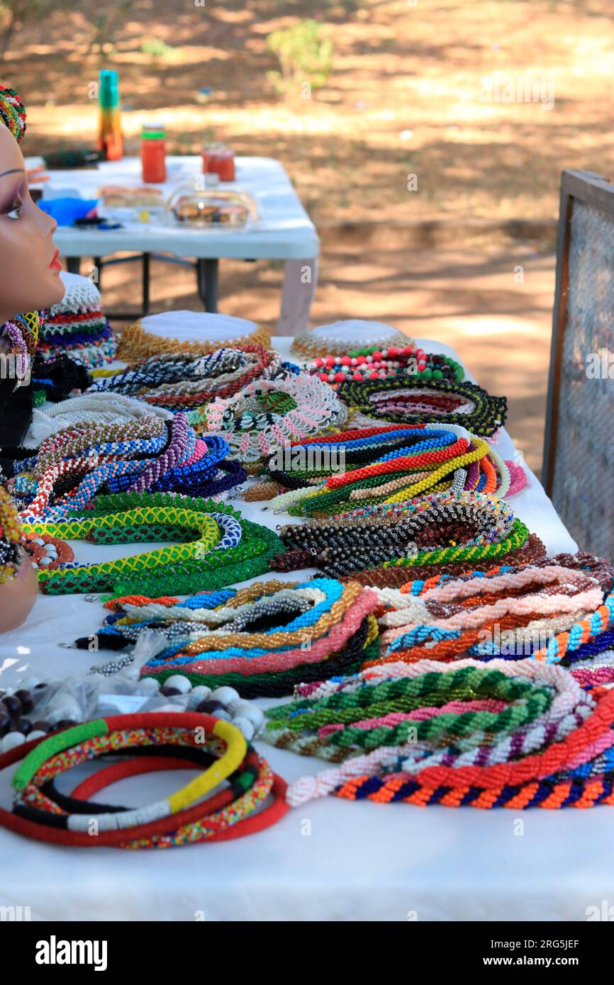 Un éventail de perles est vu au marché Ufulu à Lilongwe, Malawi. Banque D'Images