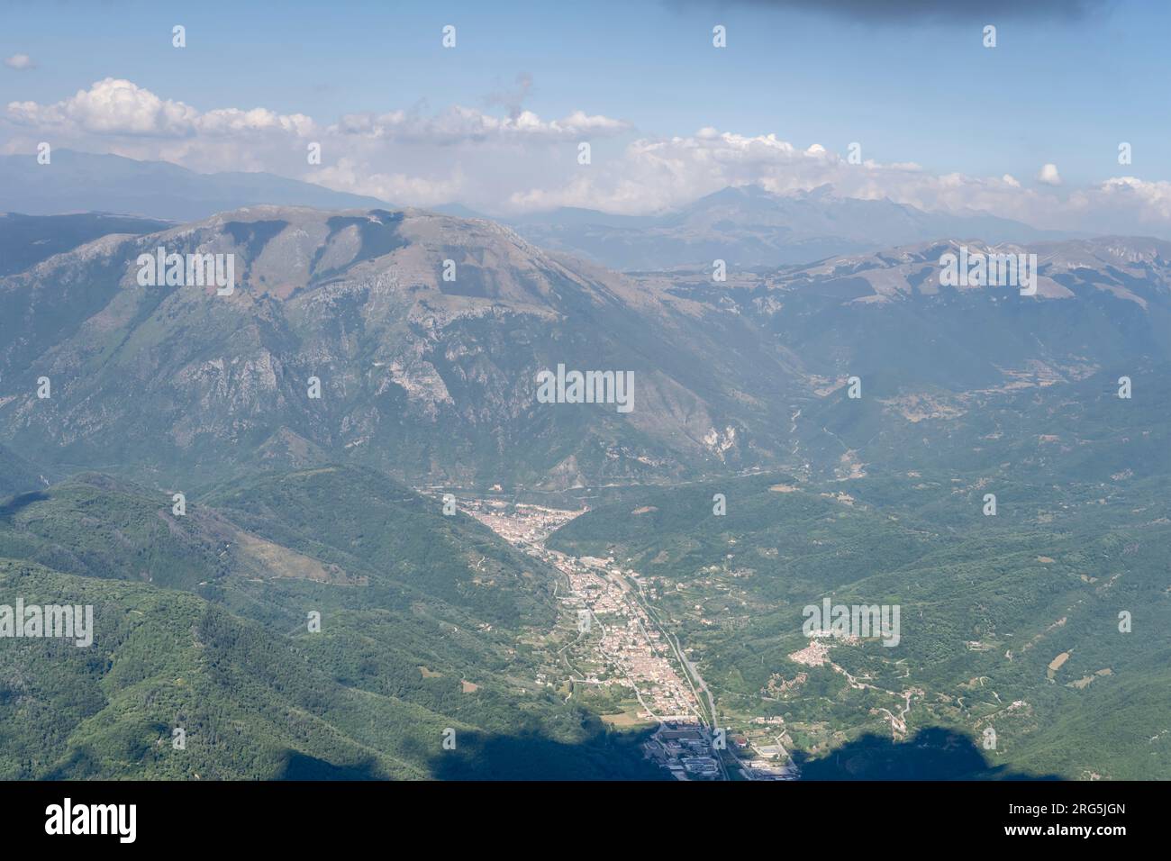 Plan aérien, depuis un planeur, du village de Borgo Velino dans la vallée de Rieti avec le pic Giano en arrière-plan, tourné de l'ouest dans la lumière d'été brillante, Apenni Banque D'Images