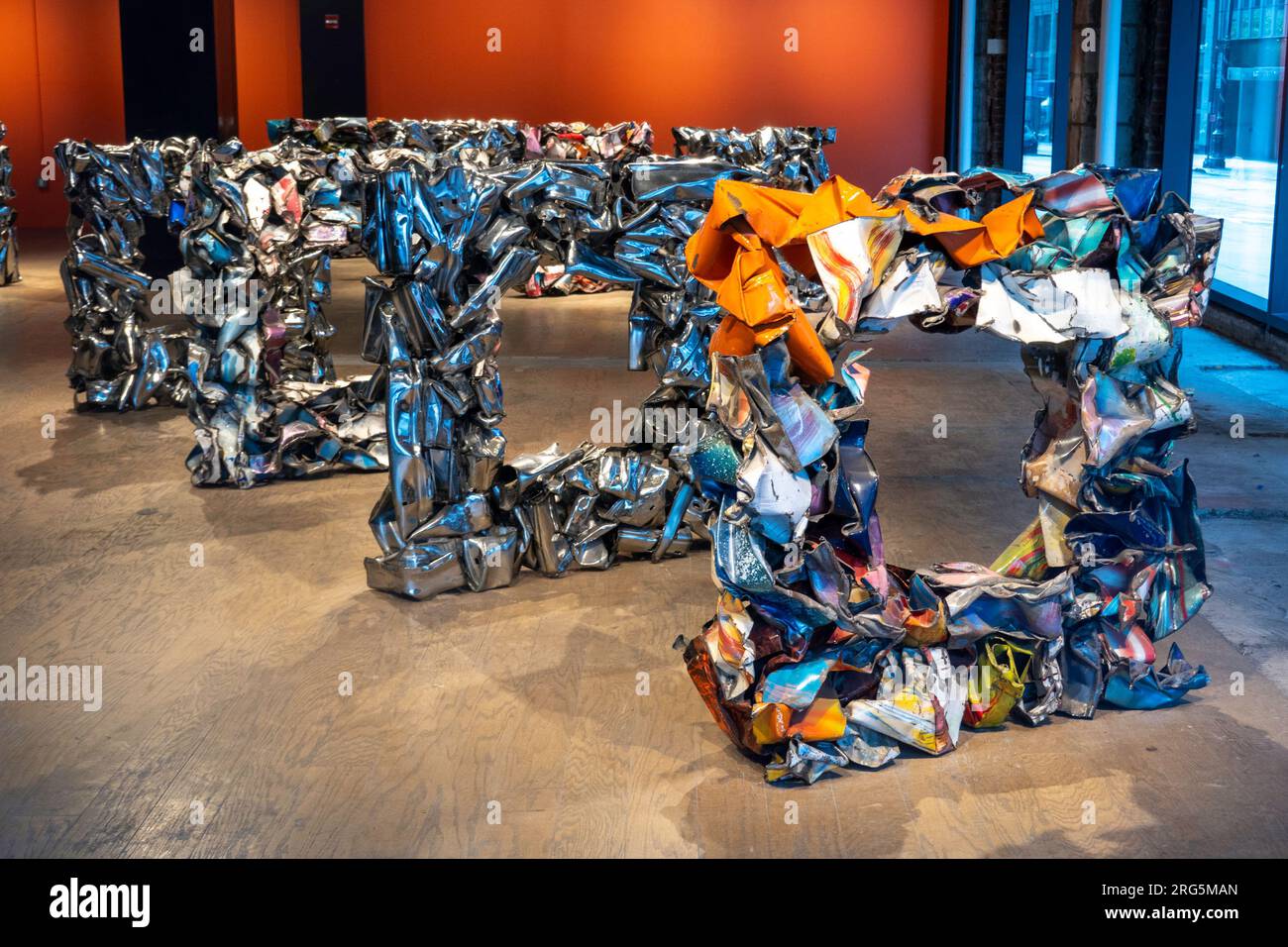 John Chamberlain, sculpteur d'origine Indiana, la haie exposée, Madison Avenue à Midtown Manhattan, 2023, New York City, USA Banque D'Images