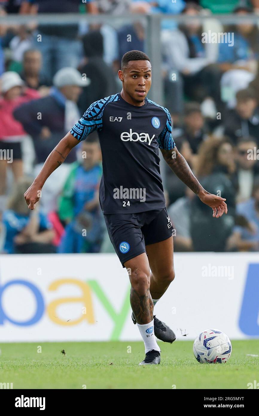 Natan Bernardo de Souza, défenseur brésilien de SSC Napoli, contrôle le ballon lors de la séance de l'après-midi du camp d'entraînement de pré-saison 2023-24 de SSC Napoli. Banque D'Images