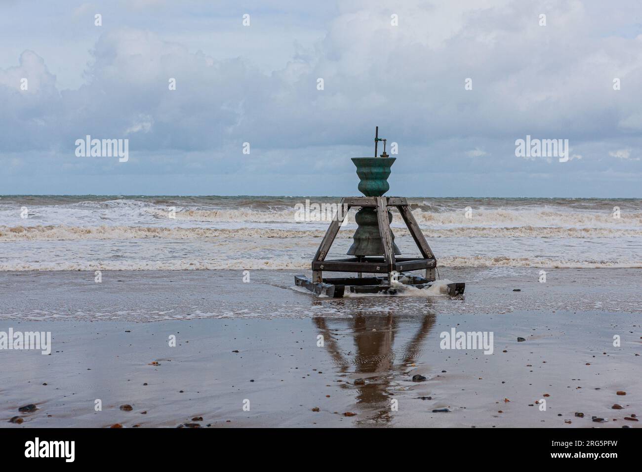 Happisburgh Time and Tide Bell Une cloche géante qui sonne quand la marée entre et sort a été installée sur une plage de Norfolk Banque D'Images