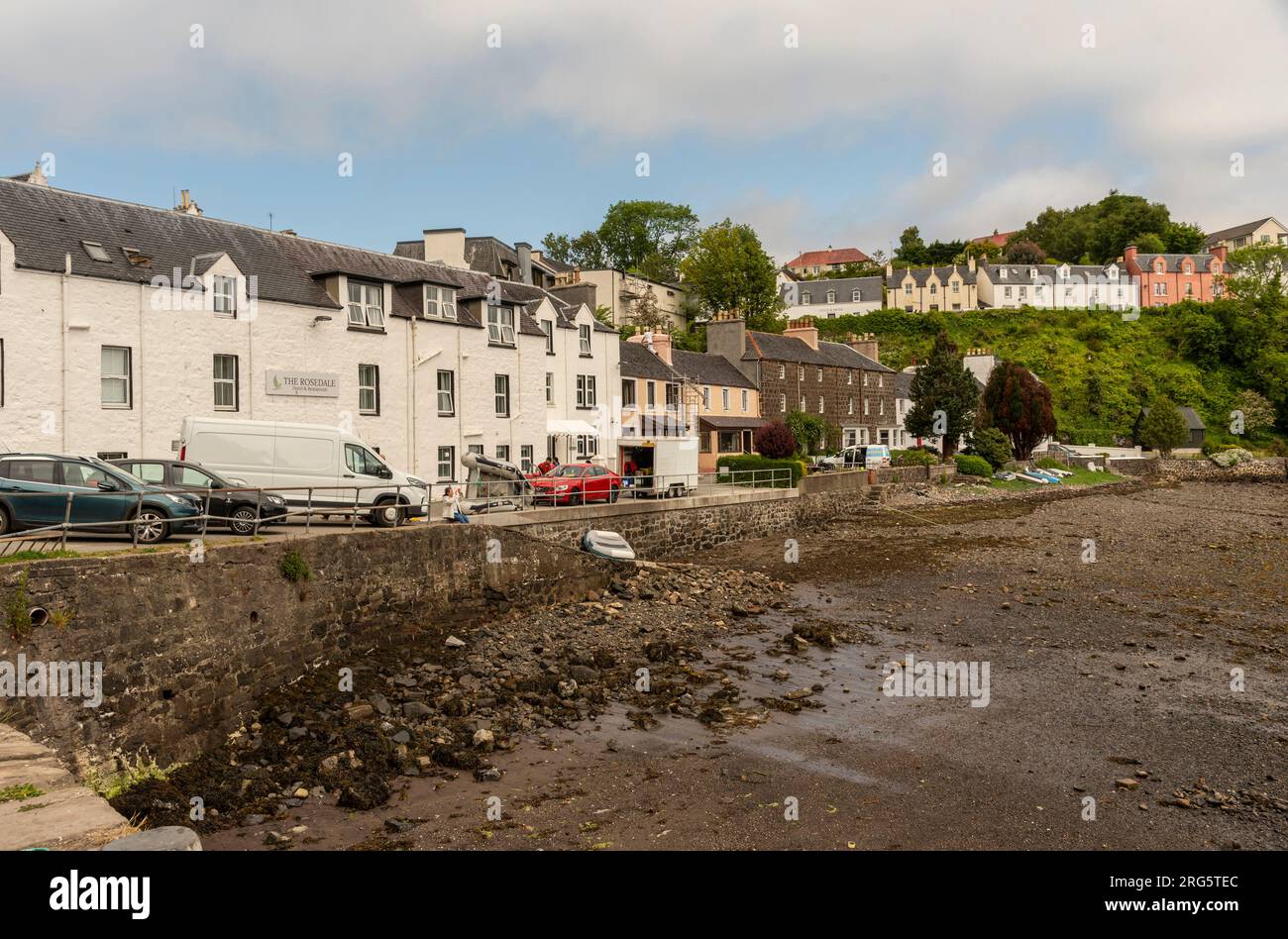 Portree, île de Skye, Écosse, Royaume-Uni. 5 juin 2023. Des ppropriétés colorées bordent le mur du port à Portree, capitale de Skye. Banque D'Images