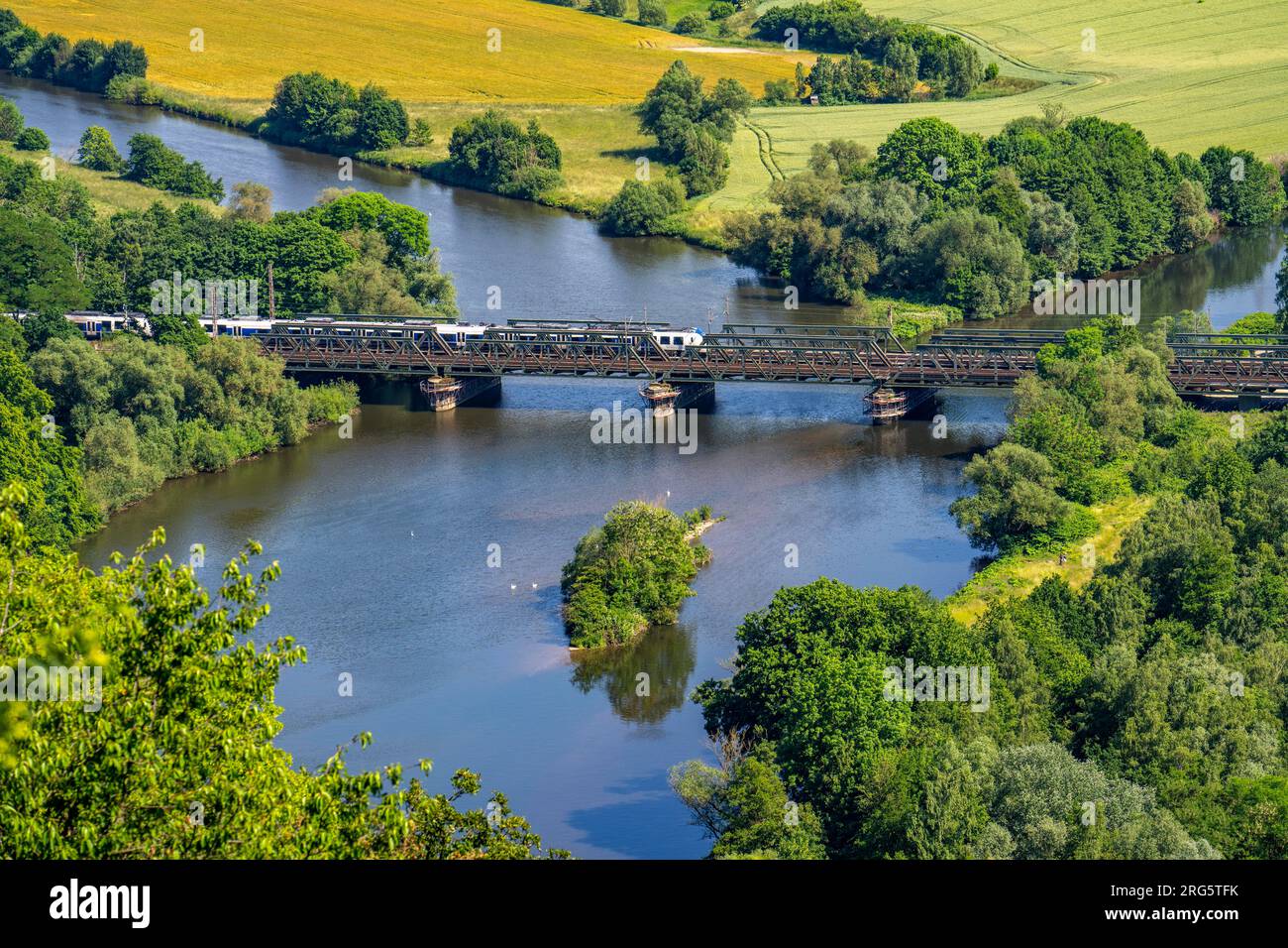 Die Ruhr BEI Hagen, Eisenbahnbrücke, Mündung des Fluss Lippe in die Ruhr, Grüne Ruhrlandschaft, hinten die Brücke der Autobahn A1 über die Ruhr, NRW, Banque D'Images